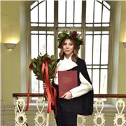 Laureata in lettere e filosofia alla Sapienza impartisce lezioni in italiano, letteratura, filosofia, storia, diritto ed economia